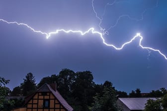 Ein starker Blitz leuchtet am Nachthimmel: In Deutschland blitzt es mehr als zwei Millionen Mal pro Jahr.