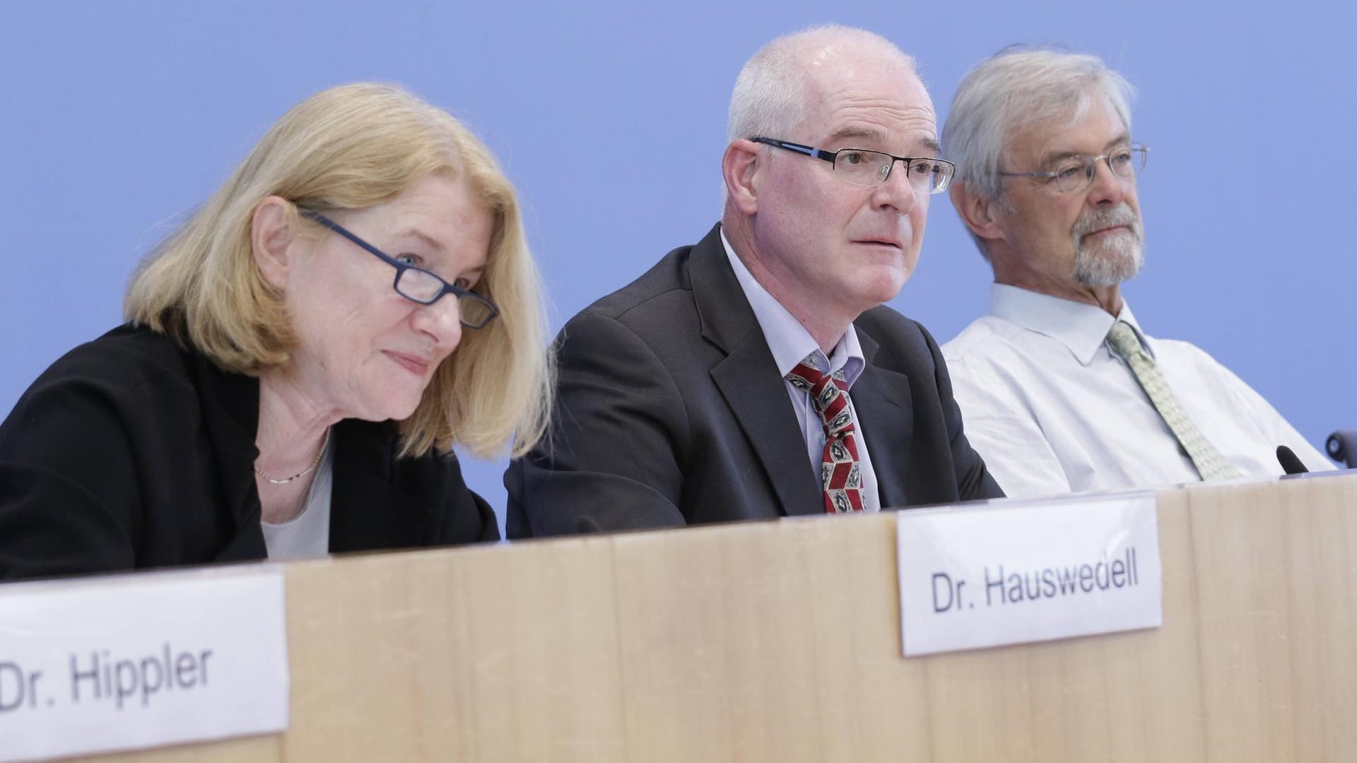 V.l.n.r.: Dr. Corinna Hauswedell, Forschungsstätte der Evangelischen Studiengemeinschaft (FEST), Dr. Andreas Heinemann-Grüder, Bonn International Center for Conversion (BICC) und Dr. Bruno Schoch, Hessische Stiftung Friedens- und Konfliktforschung (HSFK) bei der Bundespressekonferenz zum Friedensgutachten 2017. V.l.n.r.: Dr. Corinna Hauswedell, Forschungsstätte der Evangelischen Studiengemeinschaft (FEST), Dr. Andreas Heinemann-Grüder, Bonn International Center for Conversion (BICC) und Dr. Bruno Schoch, Hessische Stiftung Friedens- und Konfliktforschung (HSFK) bei der Bundespressekonferenz zum Friedensgutachten 2017.