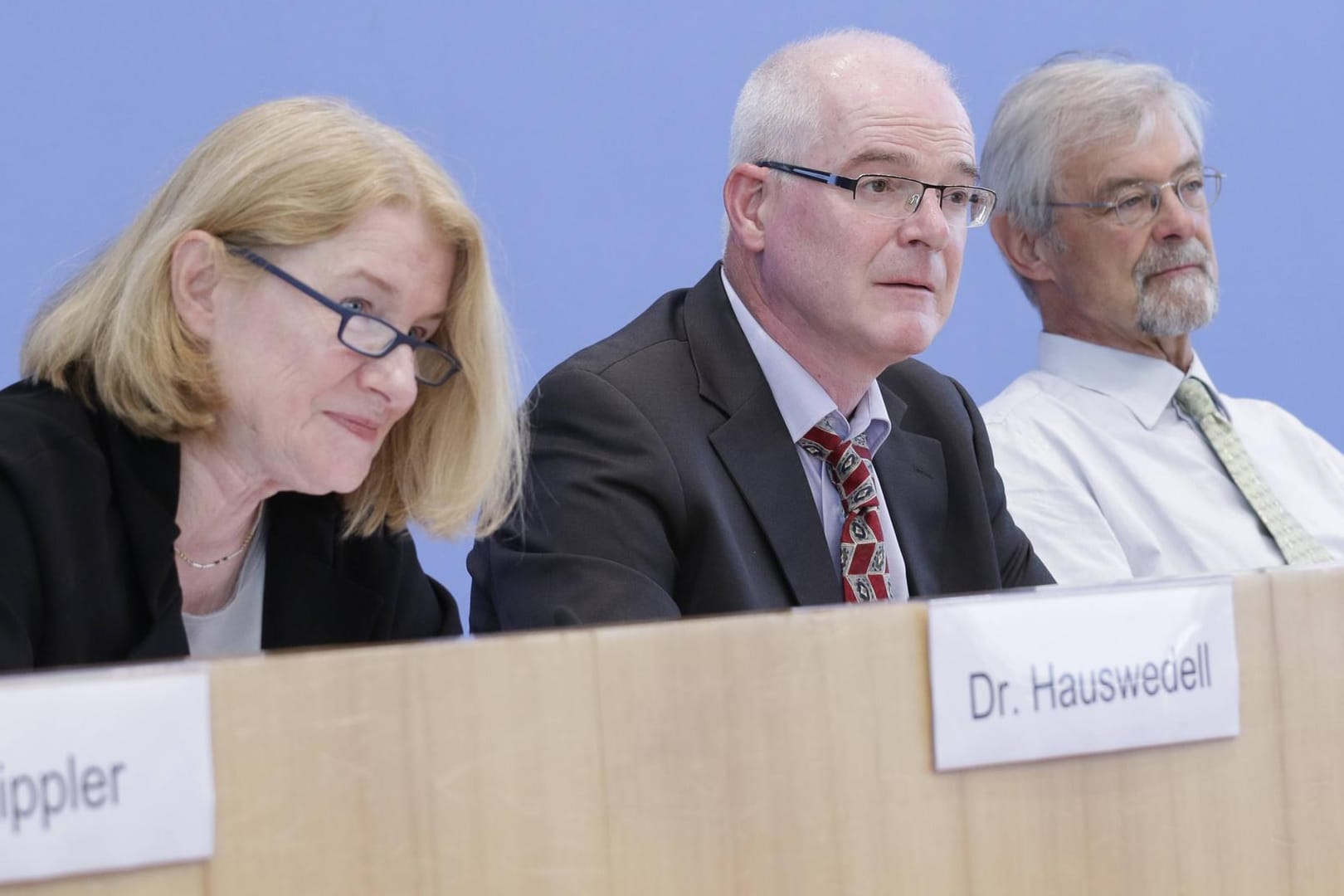 V.l.n.r.: Dr. Corinna Hauswedell, Forschungsstätte der Evangelischen Studiengemeinschaft (FEST), Dr. Andreas Heinemann-Grüder, Bonn International Center for Conversion (BICC) und Dr. Bruno Schoch, Hessische Stiftung Friedens- und Konfliktforschung (HSFK) bei der Bundespressekonferenz zum Friedensgutachten 2017.