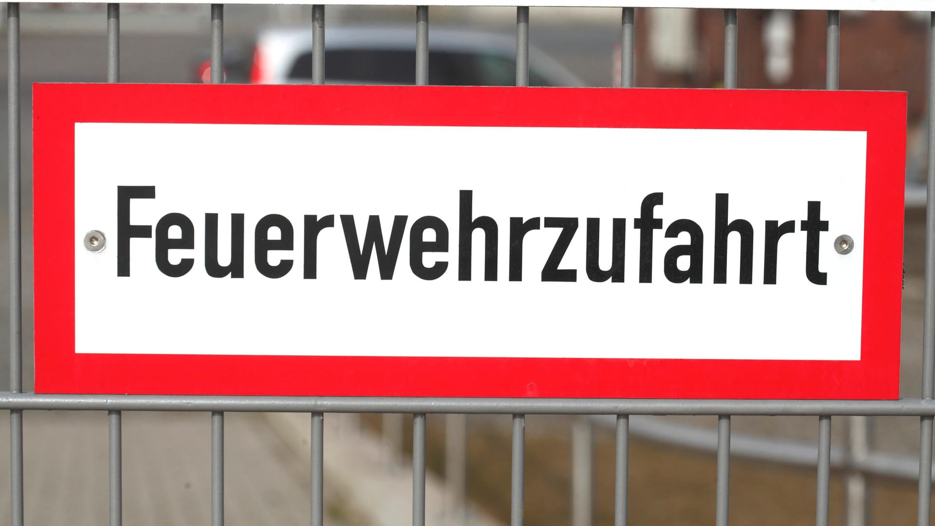 Ein Schild mit der Aufschrift Feuerwehrzufahrt