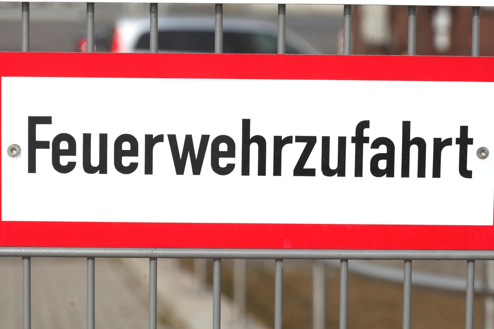 Ein Schild mit der Aufschrift Feuerwehrzufahrt