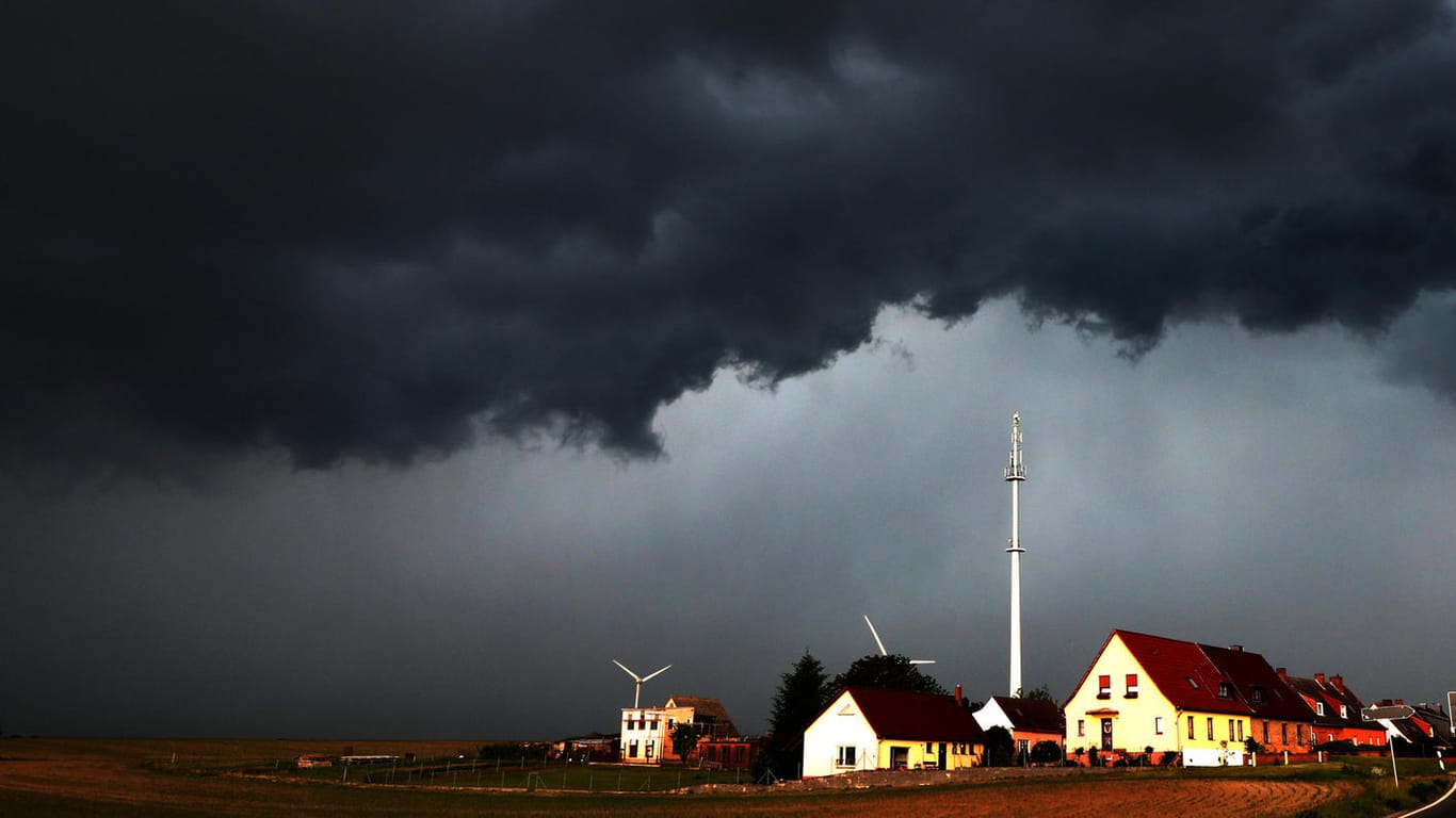 Dunkle Gewitterwolken ziehen über Penzlin (Mecklenburg-Vorpommern) hinweg.