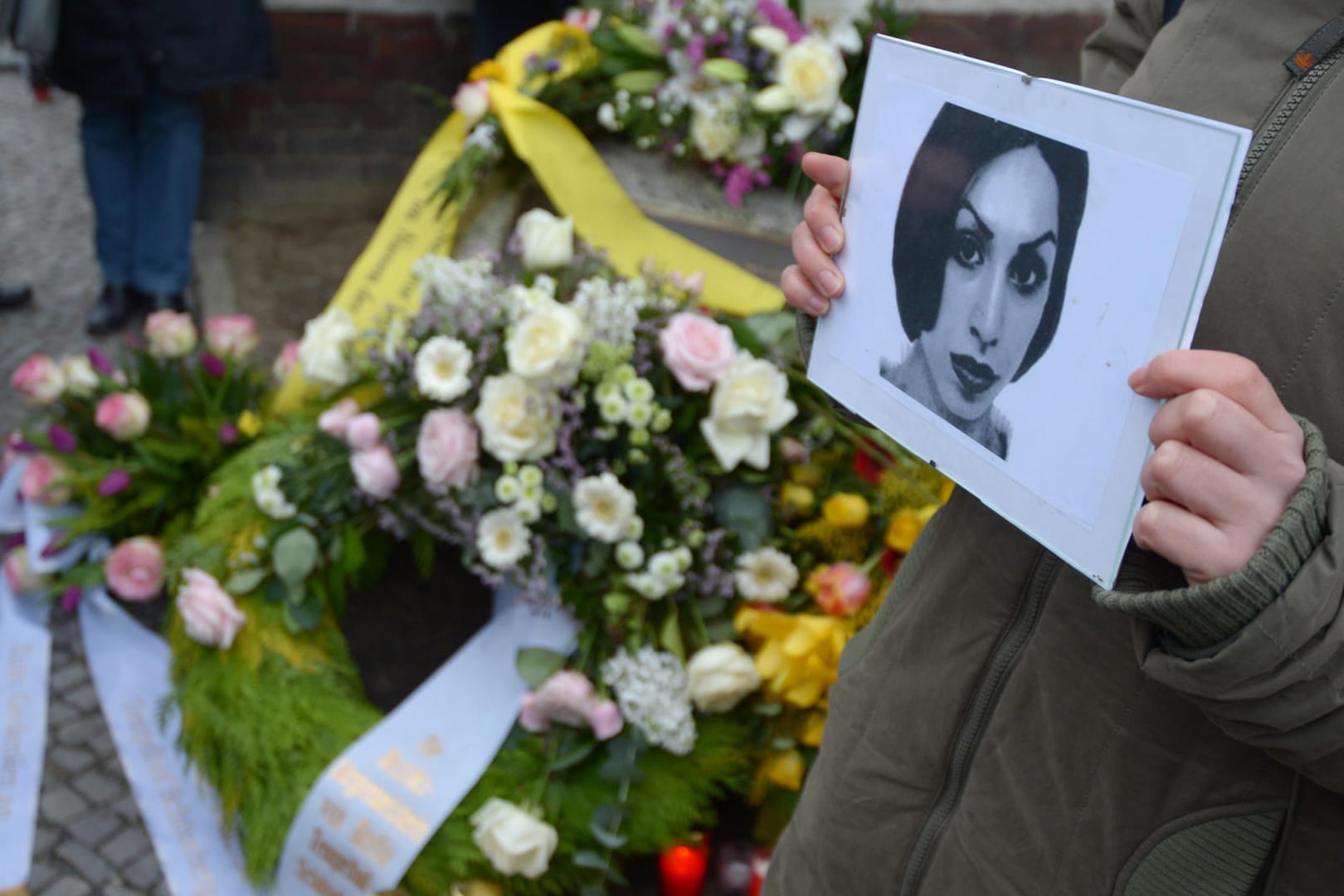 Die aus einer streng muslimischen Familie stammende Sürücü war am 7. Februar 2005 einem sogenannten Ehrenmord zum Opfer gefallen.