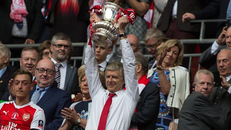 Rekordpokalsieger: Arsenal-Trainer Wenger mit der Trophäe 2017.