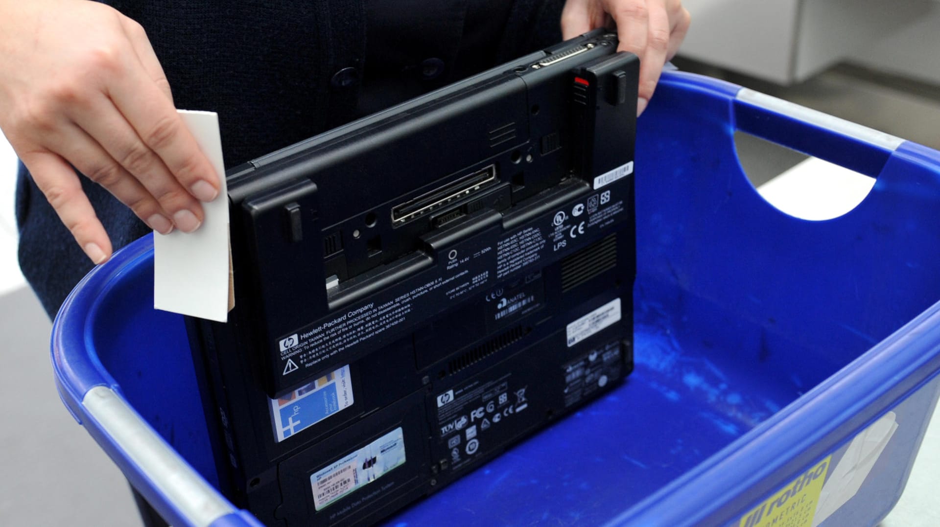 Laptops dürfen auch künftig mit in die Kabine genommen werden auf Flügen in die USA aus Europa. Laptops dürfen auch künftig mit in die Kabine genommen werden auf Flügen in die USA aus Europa.