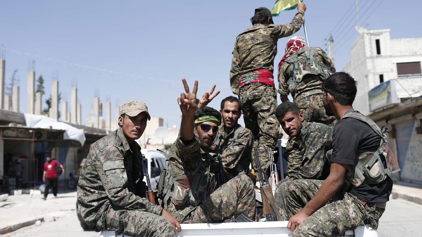 Syrische Rebellen sind im Vormarsch auf die IS-Hauptstadt.