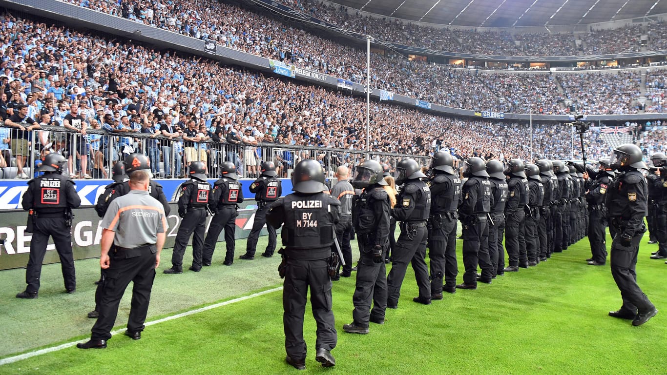 Die Münchener Polizei war mit einem massiven Aufgebot in der Allianz Arena präsent.