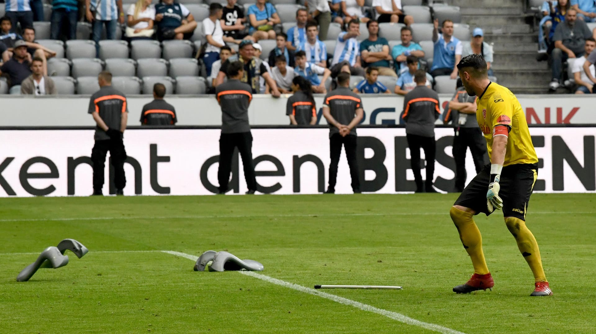 Immer wieder fliegen Sitzschalen und Stangen unmittelbar neben Pentke aufs Spielfeld.