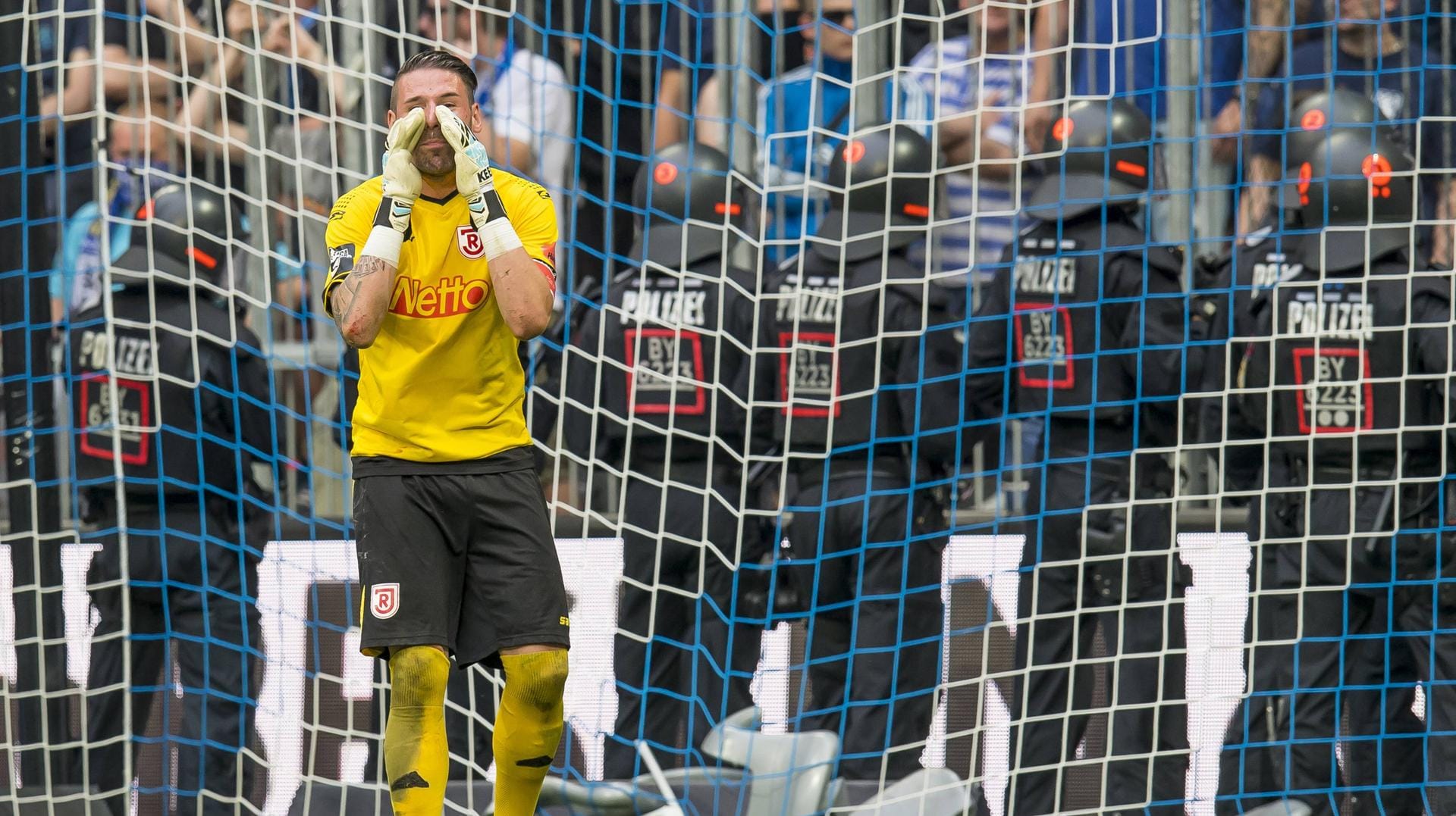 Obwohl Pentke unter Wurfgeschoss-Dauerattacke steht, behält der Regensburg-Kapitän die Nerven und peitscht seine Mannschaft nach vorne.