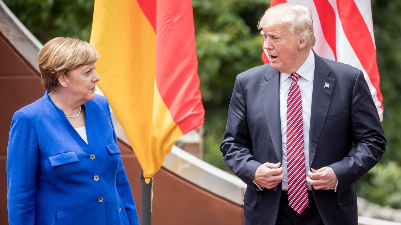 Kanzlerin Angela Merkel steht neben US-Präsident Donald Trump beim Familienfoto beim G7-Gipfel in Taormina in Italien.