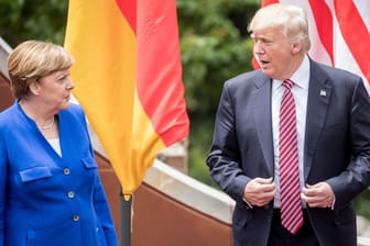Kanzlerin Angela Merkel steht neben US-Präsident Donald Trump beim Familienfoto beim G7-Gipfel in Taormina in Italien.