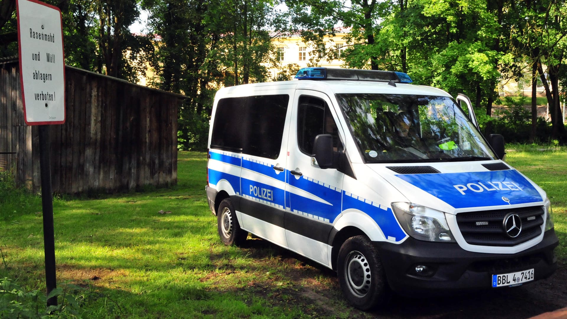 In Brandenburg hat die Polizei einen terrorverdächtigen Syrer gefasst. In Brandenburg hat die Polizei einen terrorverdächtigen Syrer gefasst.