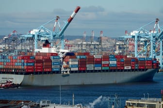 Das Containerschiff «Bremen Bridge» fährt durch den Hafen von New Jersey (USA).