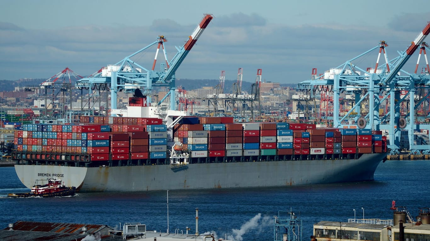 Das Containerschiff «Bremen Bridge» fährt durch den Hafen von New Jersey (USA).
