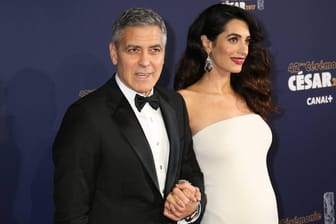 George und Amal Clooney gaben die Schwangerschaft Anfang des Jahres 2017 bekannt.