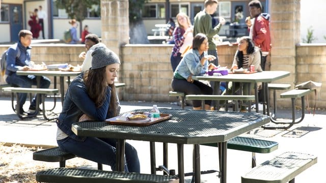 Schauspielerin Katherine Langford als Hannah Baker in einer Szene der Netflix-Serie "Tote Mädchen lügen nicht". Schauspielerin Katherine Langford als Hannah Baker in einer Szene der Netflix-Serie "Tote Mädchen lügen nicht".
