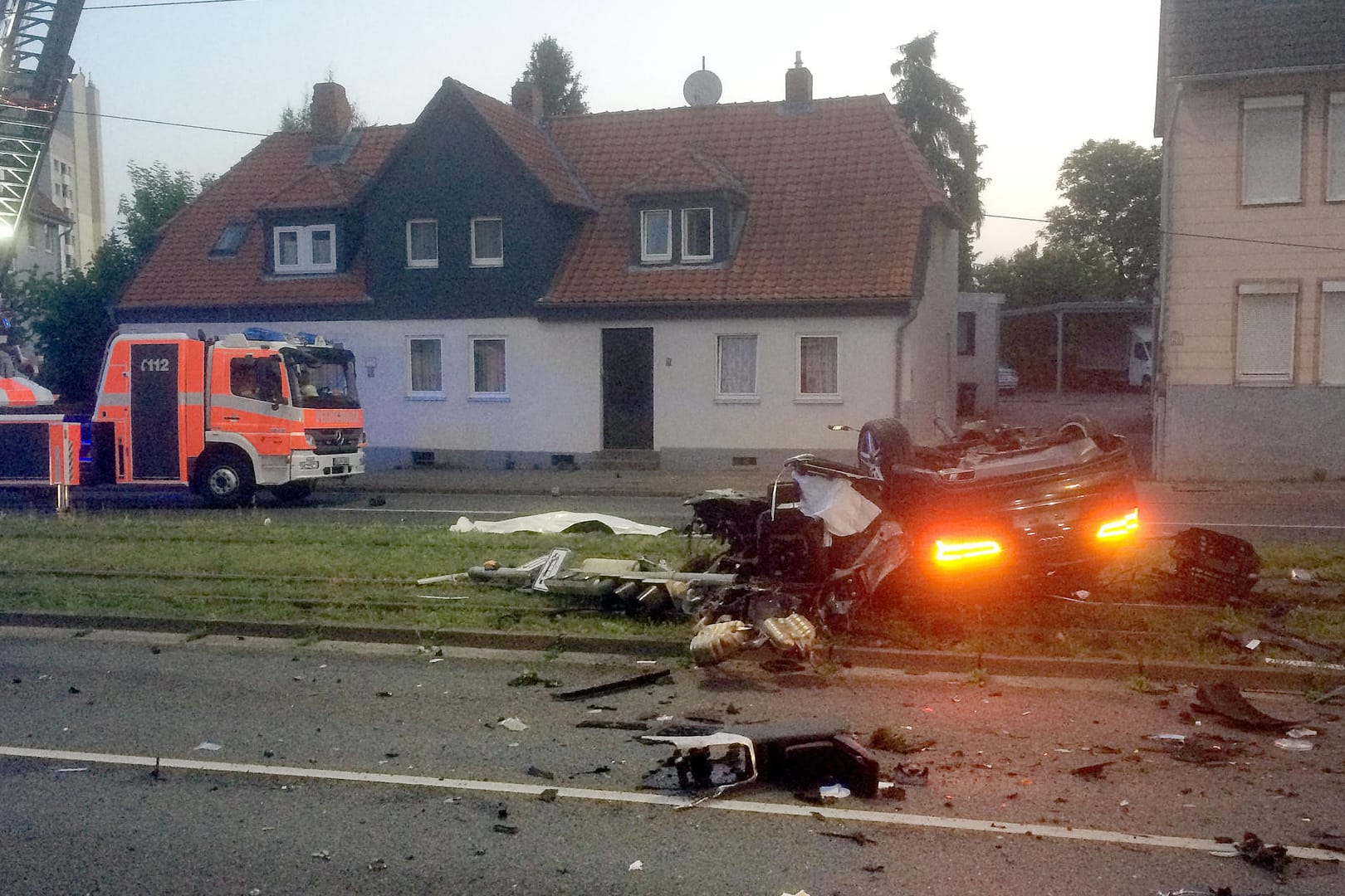 Das Auto kam erst nach einer massiven Kollision zum Stehen.