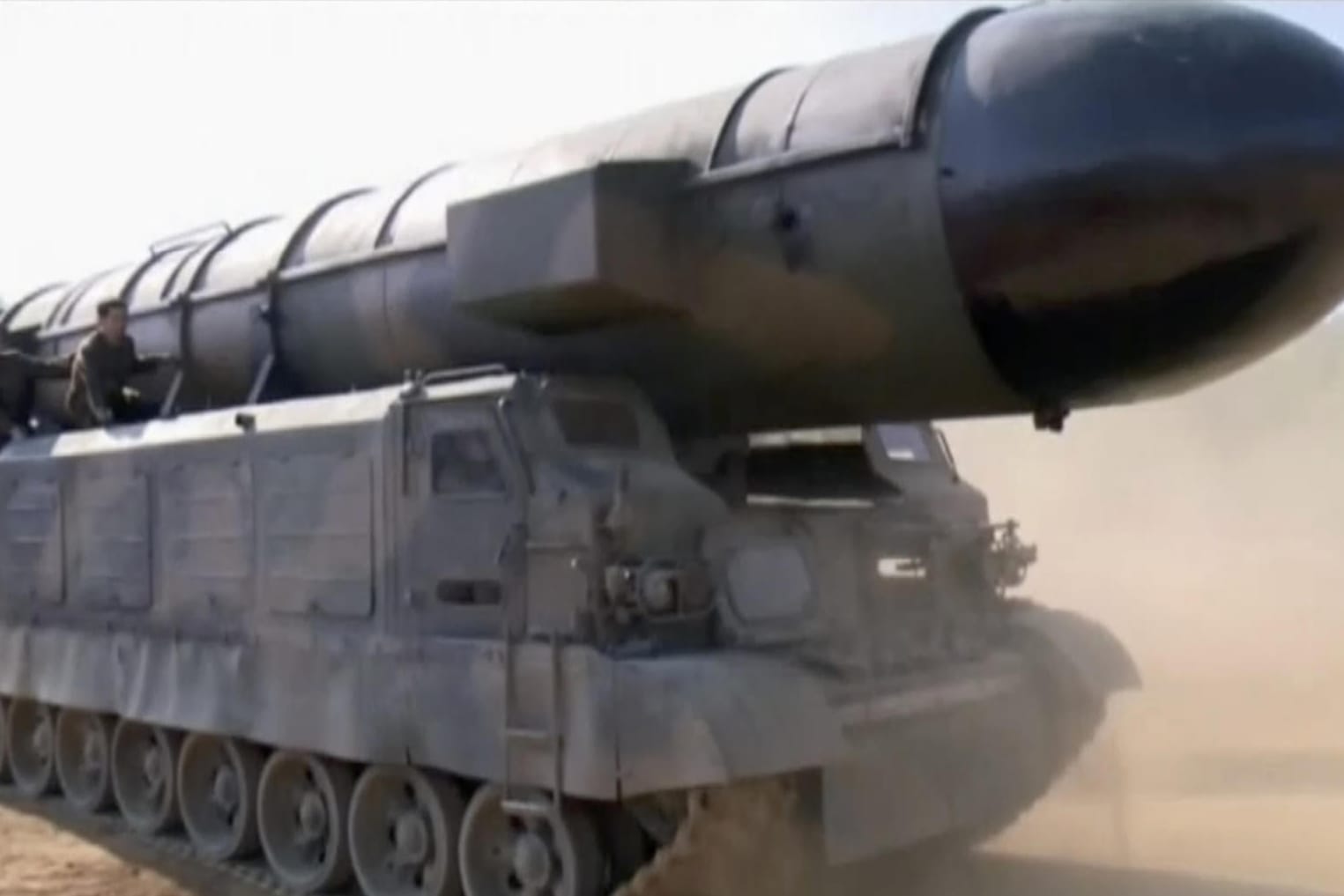 Das Standbild eines Videos vom nordkoreanischen Fernsehsender "KRT" soll eine Mittelstreckenrakete mit hoher Reichweite vom Typ Pukguksong-2 zeigen. Die Rakete soll mit Atomsprengköpfen bestückt werden können.