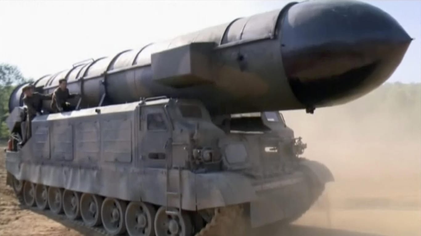 Das Standbild eines Videos vom nordkoreanischen Fernsehsender "KRT" soll eine Mittelstreckenrakete mit hoher Reichweite vom Typ Pukguksong-2 zeigen. Die Rakete soll mit Atomsprengköpfen bestückt werden können.