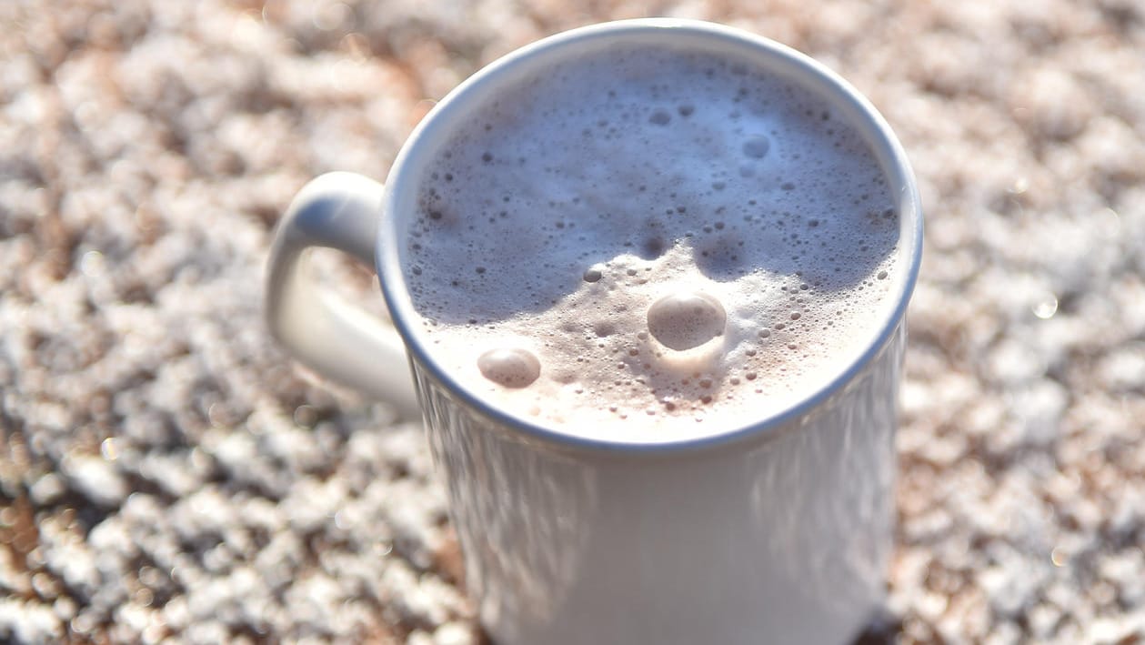 Ein Becher mit heißem Kakao.