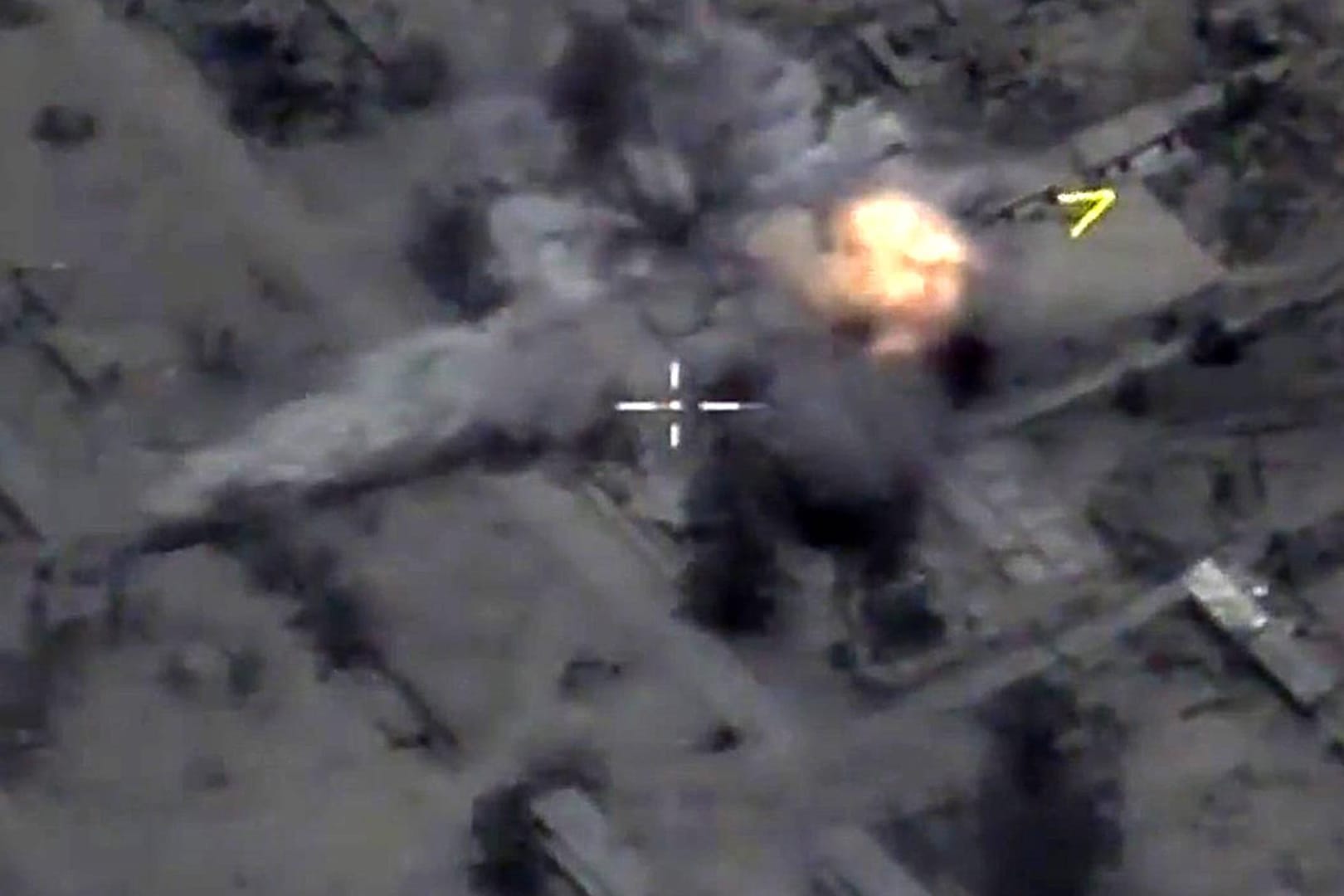 Getroffen wurden schwere Waffen und IS-Kämpfer, die die Terrormiliz von ihrer Hochburg Al-Rakka nach Palmyra verlegt haben.