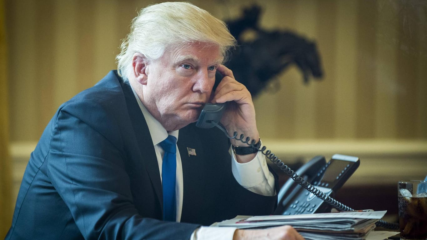 US-Präsident Donald Trump am Telefon.
