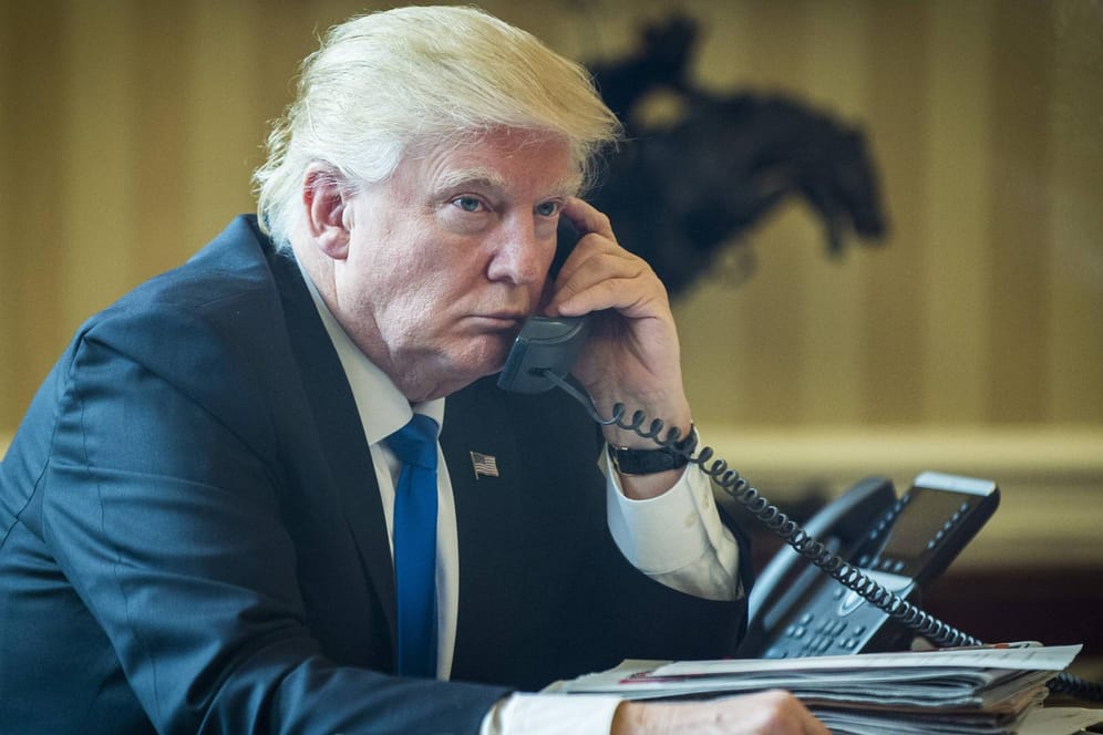 US-Präsident Donald Trump am Telefon.