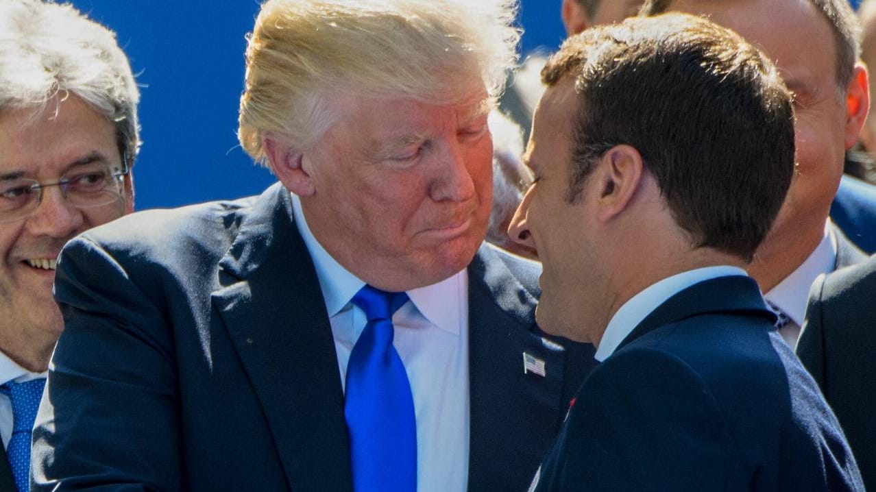 Donald Trumps Begrüßung mit Emmanuel Macron beim Nato-Gipfel artete schon fast in eine Rangelei aus. Donald Trumps Begrüßung mit Emmanuel Macron beim Nato-Gipfel artete schon fast in eine Rangelei aus.
