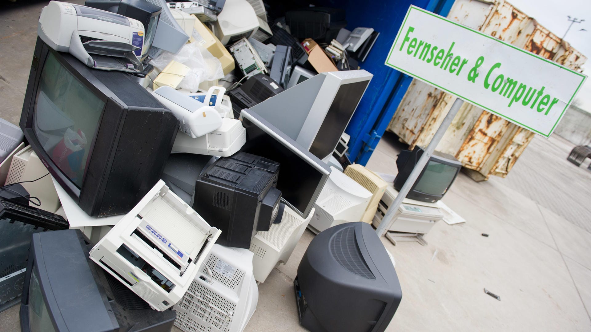 Alte Computer, Fernseher, Monitore, Drucker und Co: Geben Sie sie bei Händlern oder kommunalen Sammelstellen ab, werden sie recycelt.