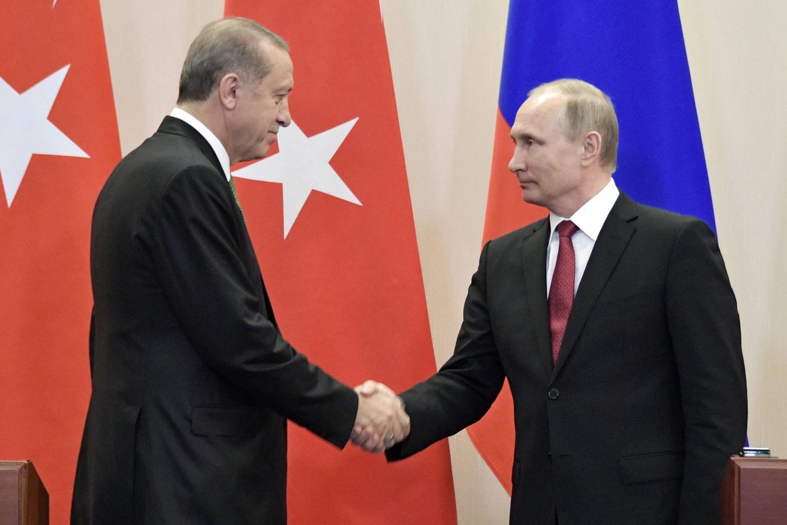 Bereits Anfang Mai erklärte Wladimir Putin (rechts), dass Russland bereit sei, alle Sanktionen gegen die Türkei in nächster Zeit aufzuheben (Archiv).