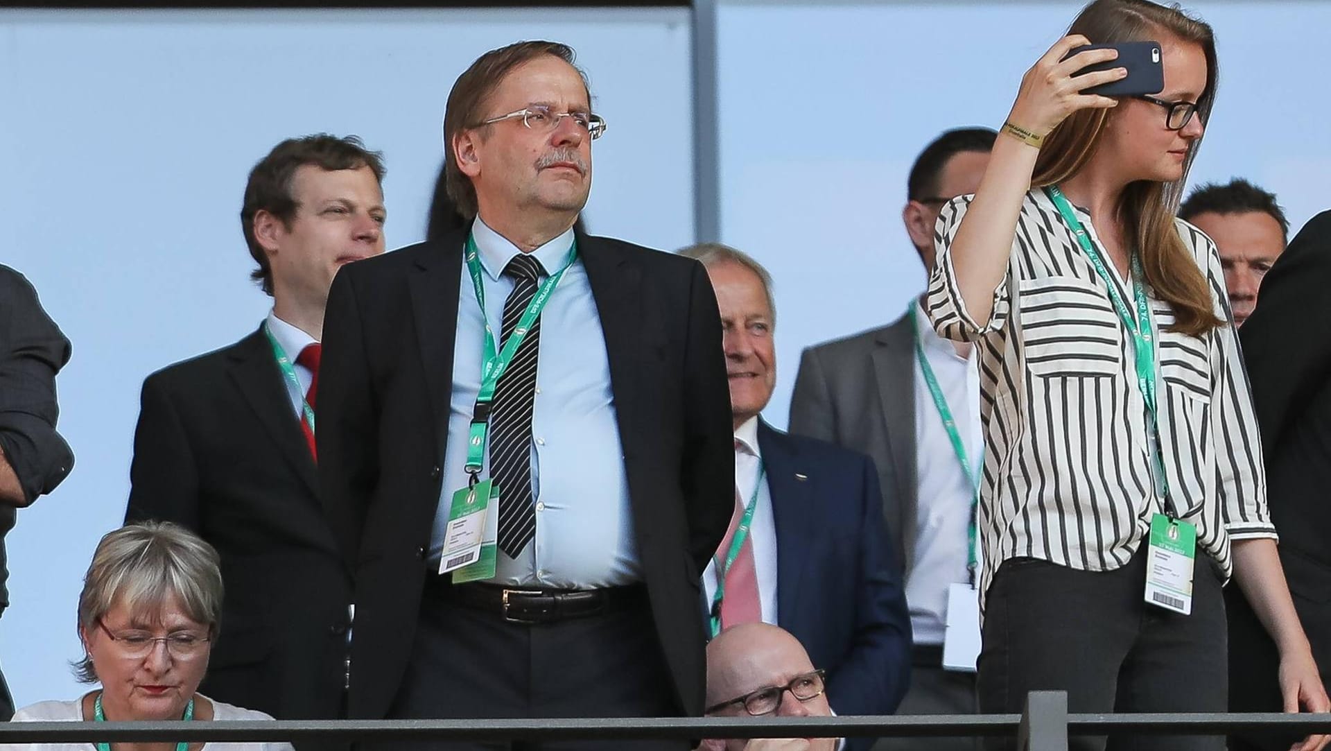 DFB-Vize Koch auf der Tribüne beim Pokalfinale.