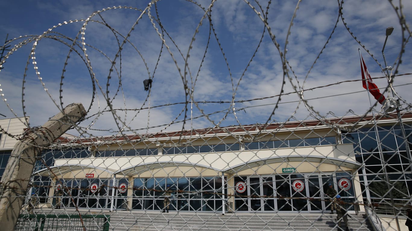 Stacheldraht und ein Maschendrahtzaun sichern das türkische Gefängnis in Silivri.