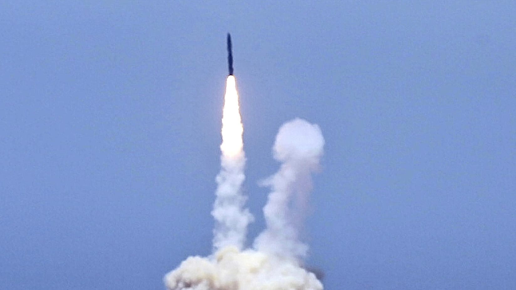 Eine Rakete, konstruiert zum Abschuss einer Interkontinental-Rakete, startet auf der Vandenberg Air Force Base. Eine Rakete, konstruiert zum Abschuss einer Interkontinental-Rakete, startet auf der Vandenberg Air Force Base.