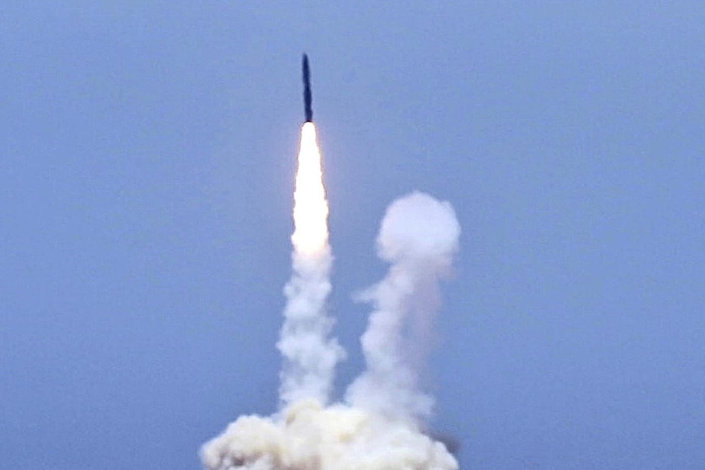 Eine Rakete, konstruiert zum Abschuss einer Interkontinental-Rakete, startet auf der Vandenberg Air Force Base.