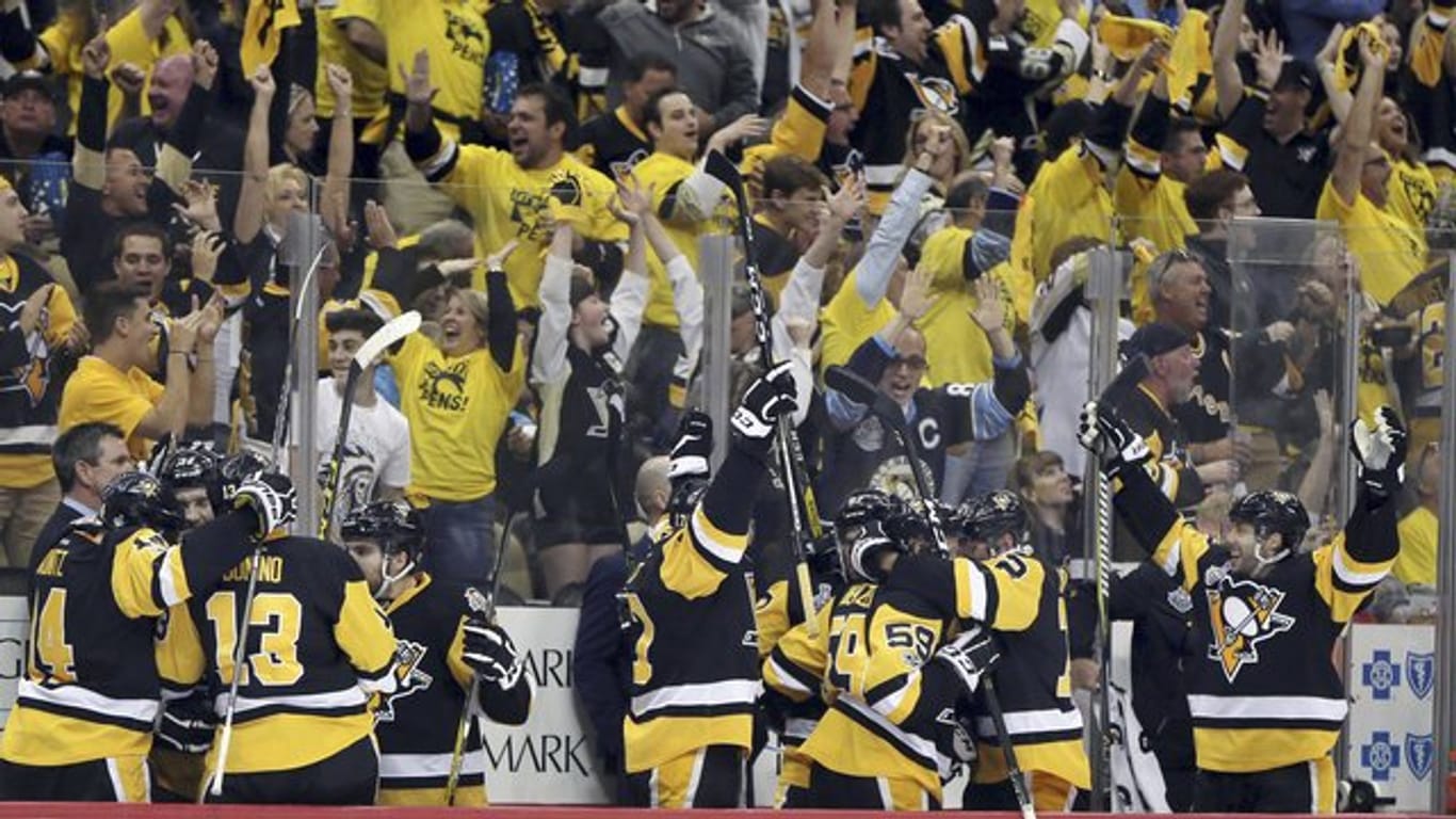 Die Fans und die Mannschaft der Pittsburgh Penguins jubeln.
