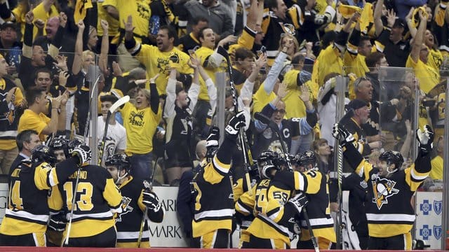 Die Fans und die Mannschaft der Pittsburgh Penguins jubeln.