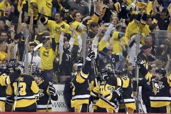 Die Fans und die Mannschaft der Pittsburgh Penguins jubeln.