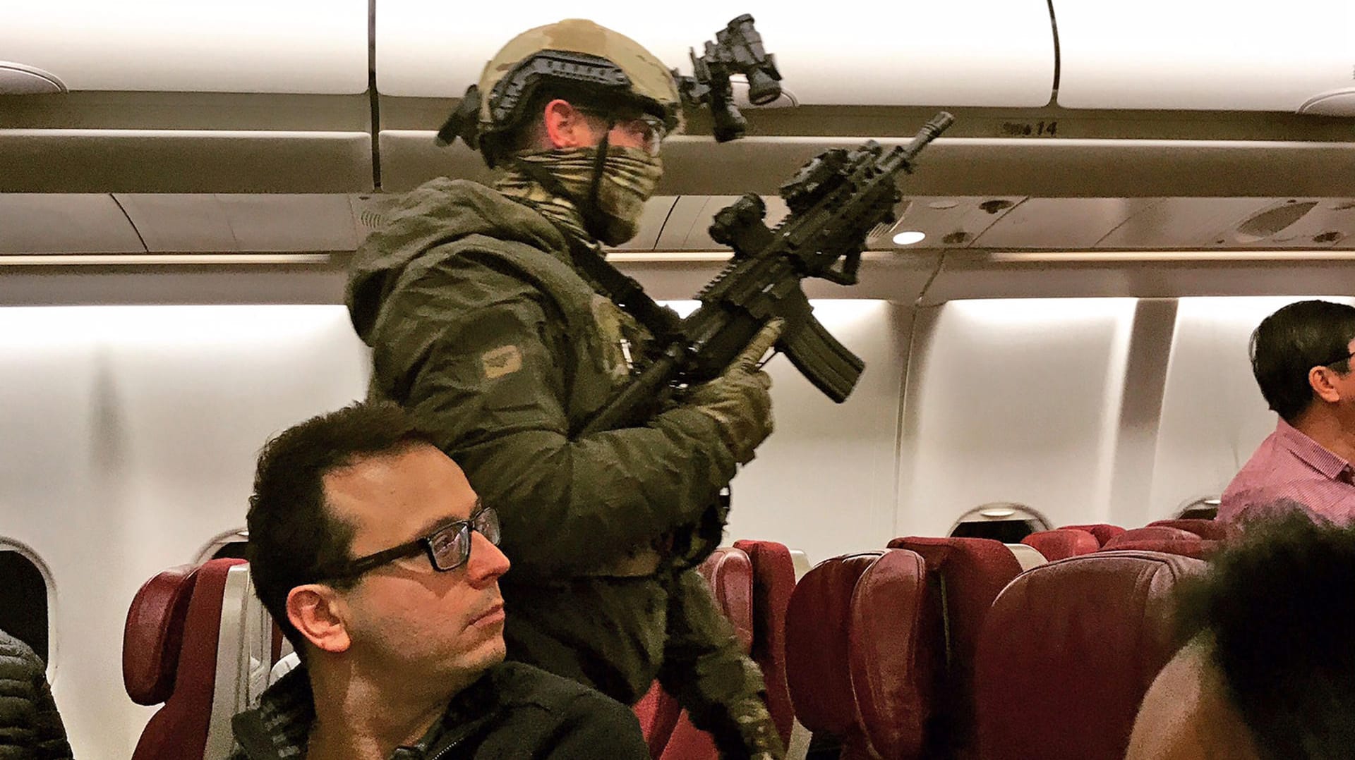 Die australische Polizei an Bord der Passagiermaschine von Melbourne. Die australische Polizei an Bord der Passagiermaschine von Melbourne.