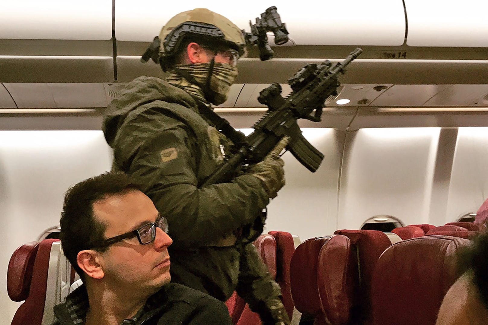 Die australische Polizei an Bord der Passagiermaschine von Melbourne.