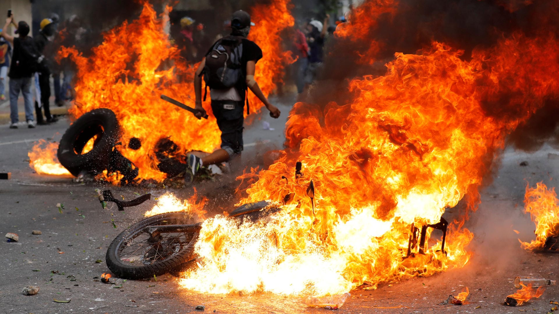 Heftige Auseinandersetzungen zwischen der Polizei und Demonstranten in der venezolanischen Hauptstadt Caracas. Heftige Auseinandersetzungen zwischen der Polizei und Demonstranten in der venezolanischen Hauptstadt Caracas.
