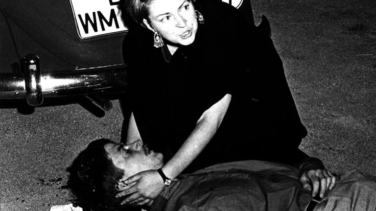2. Juni 1967: Friederike Hausmann beugt sich über den erschossenen Benno Ohnesorg.