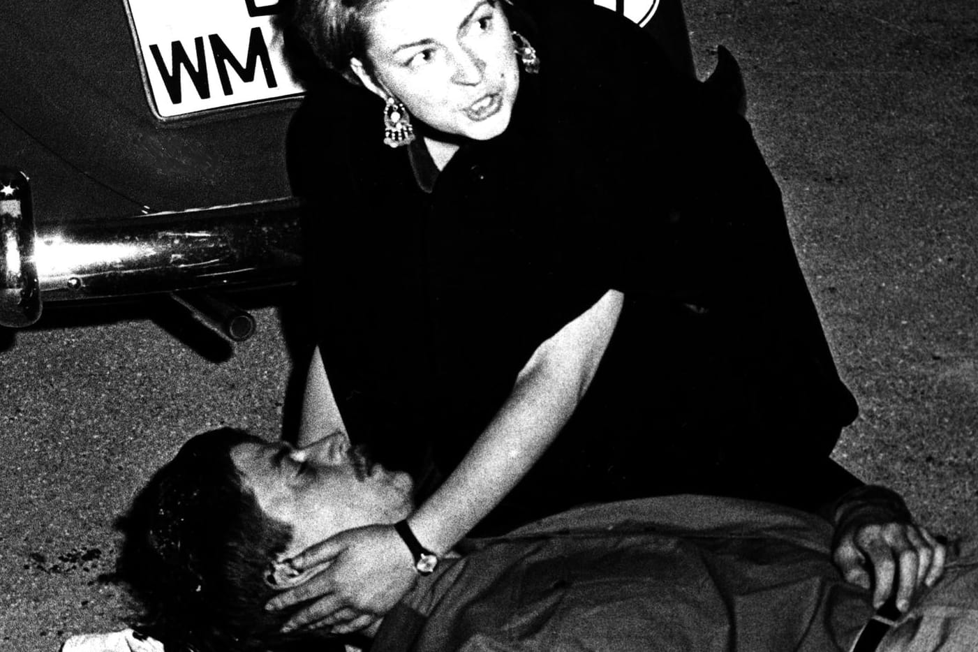 2. Juni 1967: Friederike Hausmann beugt sich über den erschossenen Benno Ohnesorg.