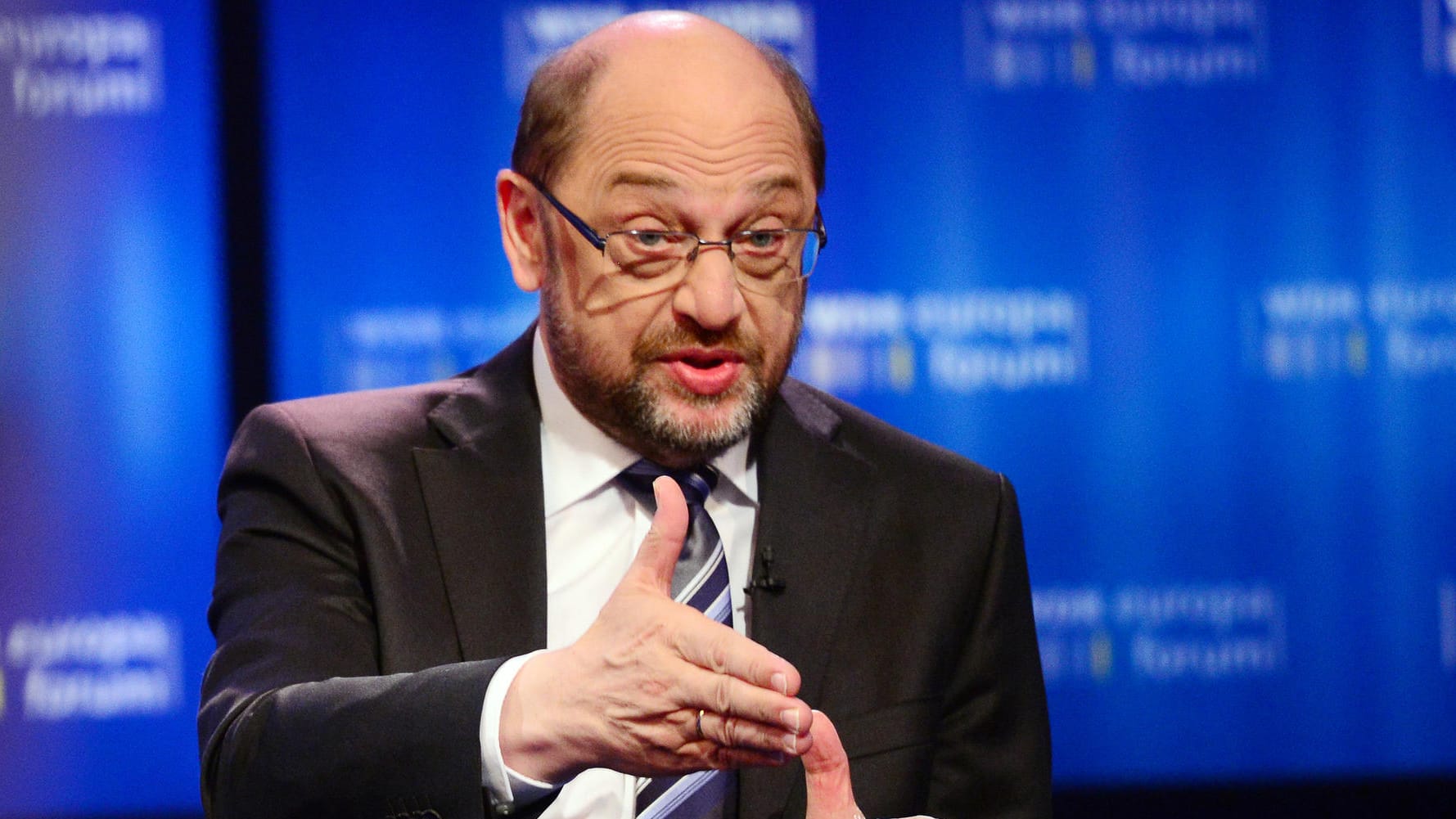 SPD-Kanzlerkandidat Martin Schulz übt Kritik an Donald Trump und an Angela Merkel. SPD-Kanzlerkandidat Martin Schulz übt Kritik an Donald Trump und an Angela Merkel.