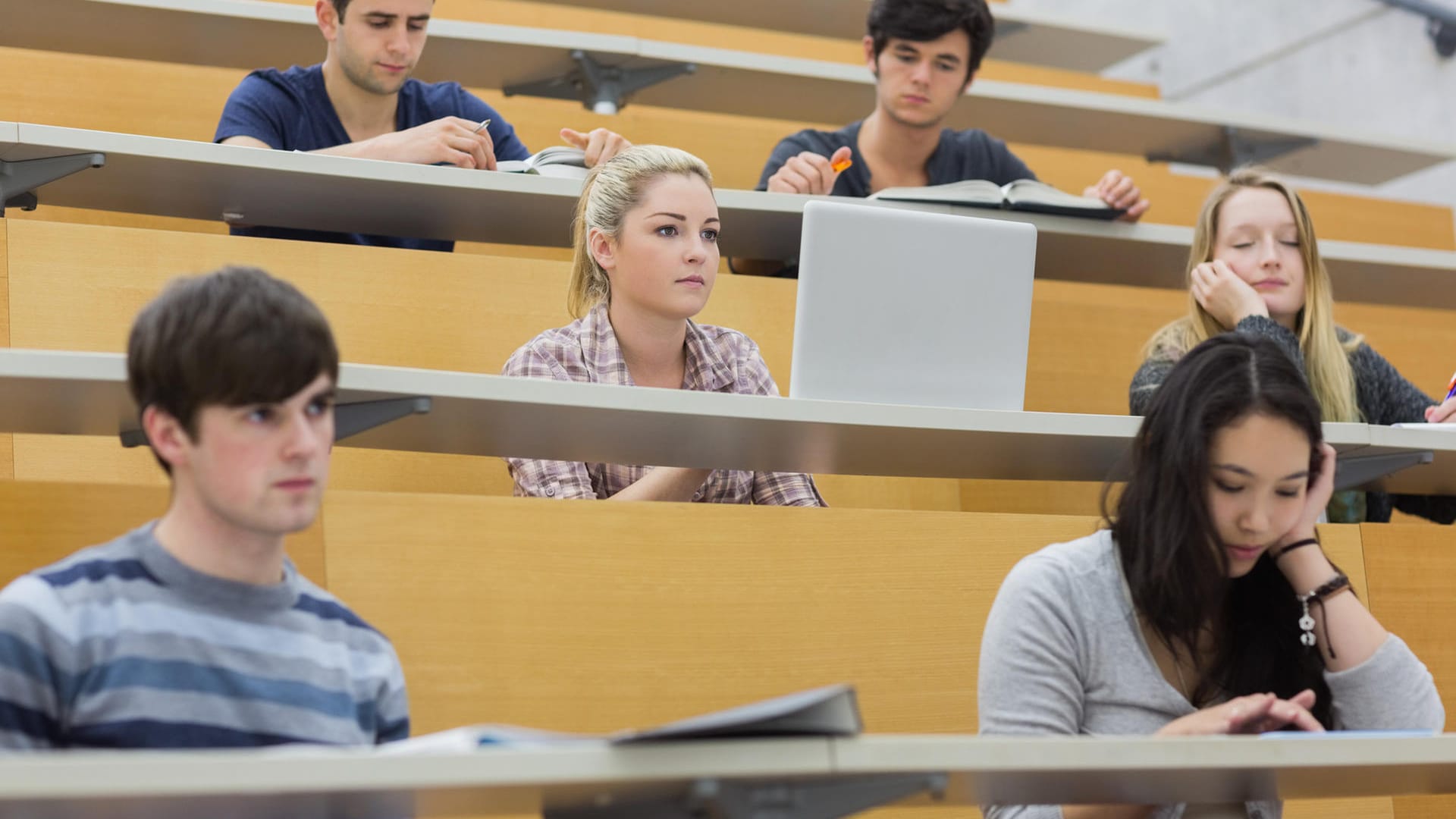 Studenten in einem Hörsaal während einer Vorlesung