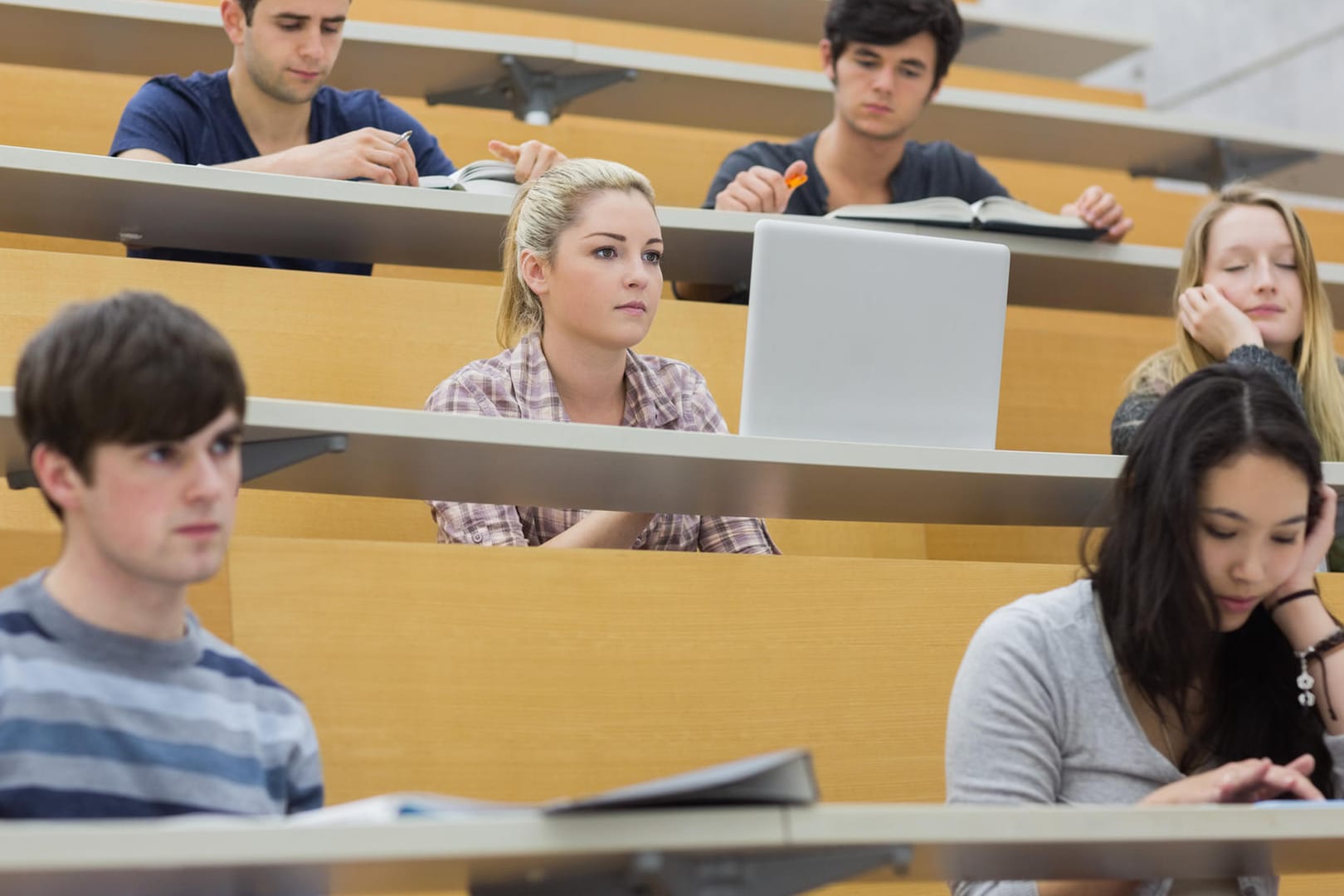 Studenten in einem Hörsaal während einer Vorlesung