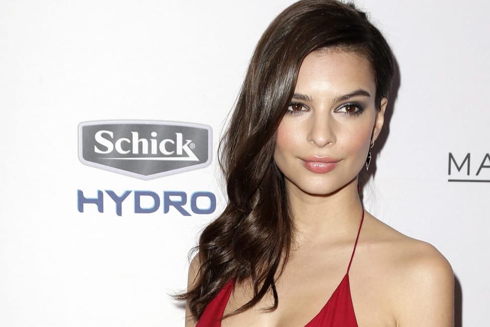 Ob angezogen oder nackt: Emily Ratajkowski kann sich defintiv sehen lassen.