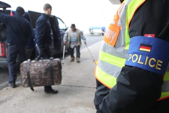 Polizisten begleiten abgelehnte Asylbewerber auf dem Flughafen Leipzig-Halle.