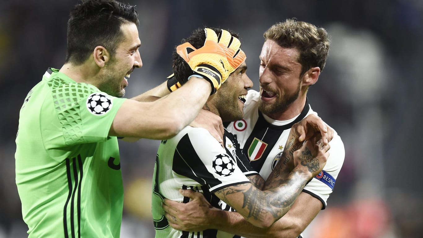 Juve-Keeper Gigi Buffon (li.) und Mittelfeldspieler Claudio Marchisio feiern Alves (m.) für sein Tor im CL-Halbfinale gegen Monaco.