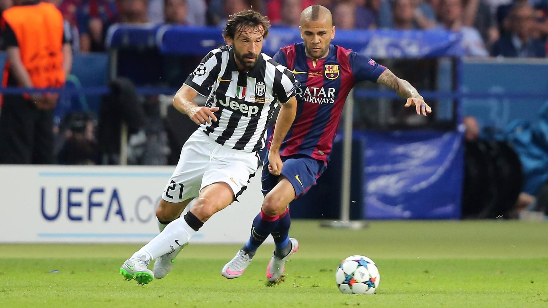 Champions-League-Finale 2015 in Berlin: Alves - damals bei Barcelona - auf den Fersen von Juves Andrea Pirlo.