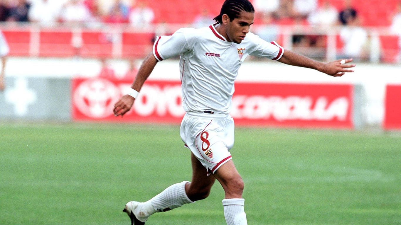 Noch ganz ohne Tattoos: Alves im Sevilla-Trikot 2003.